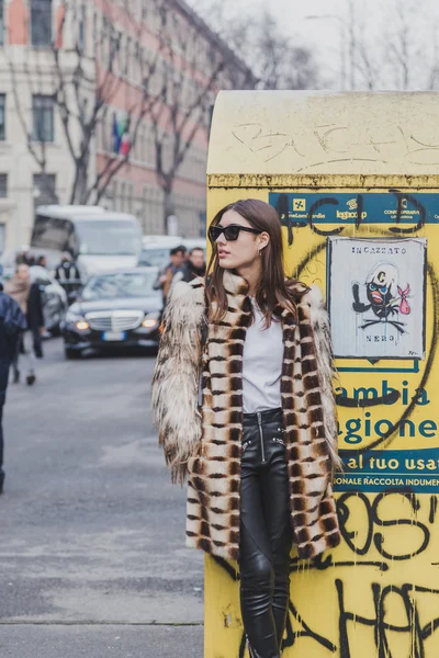 Personas fuera del edificio del desfile de moda Armani para Milan Men 's Fashion Week 2015 — Foto de Stock