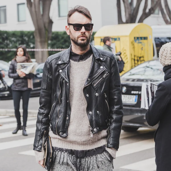 People outside Armani fashion show building for Milan Men's Fashion Week 2015 — Stock Photo, Image