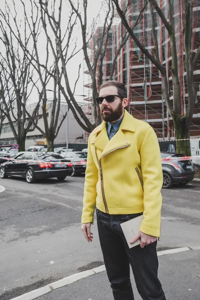 Ludzie spoza pokaz mody Armani budynku dla Milan mężczyzn Fashion Week 2015 — Zdjęcie stockowe