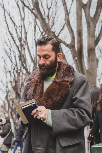 Personas fuera del edificio del desfile de moda Armani para Milan Men 's Fashion Week 2015 — Foto de Stock