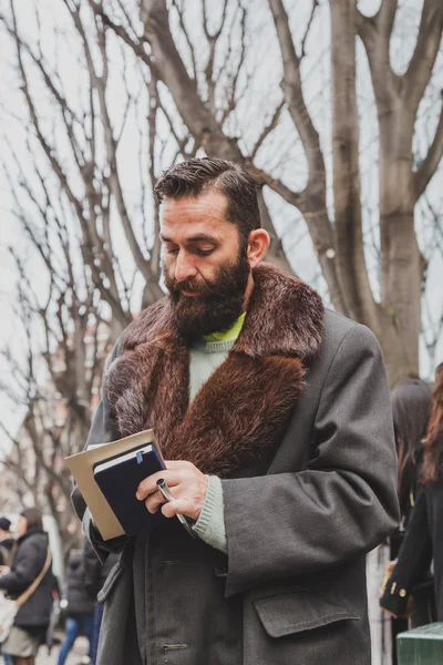 Pessoas fora do edifício do desfile de moda Armani para a Semana de Moda Masculina de Milão 2015 — Fotografia de Stock