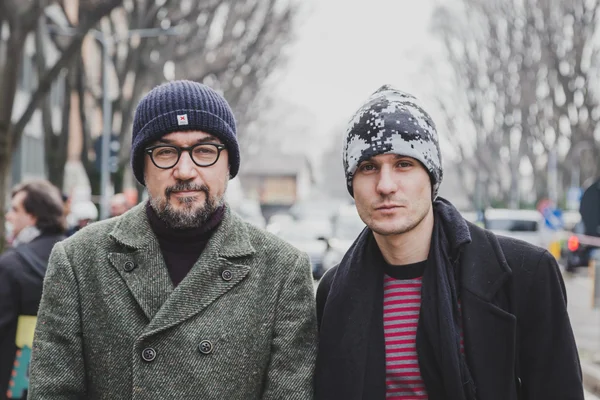 Des personnes devant le bâtiment du défilé de mode Armani pour la Fashion Week 2015 de Milan — Photo