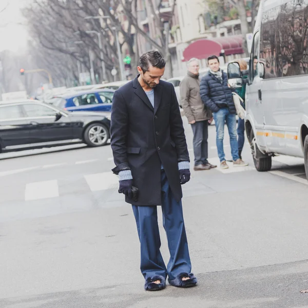 Άνθρωποι εξωτερική επίδειξη μόδας Armani κτίριο για το 2015 εβδομάδα μόδας του Μιλάνου ανδρών — Φωτογραφία Αρχείου