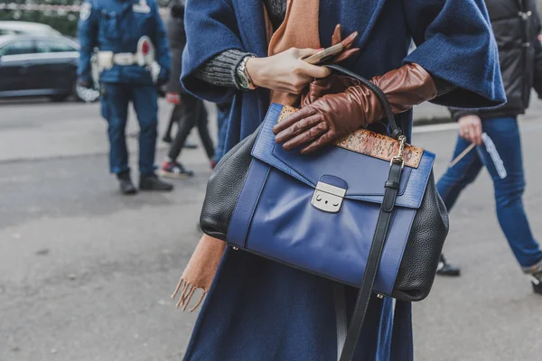 Detalhe de um saco fora do prédio do desfile de moda Armani para a Semana de Moda Masculina de Milão 2015 — Fotografia de Stock