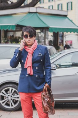 Milan erkekler moda hafta 2015 için bina dış Gucci defile insanlar
