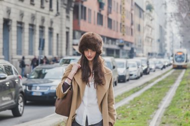 Milan erkekler moda hafta 2015 için bina dış Gucci defile insanlar