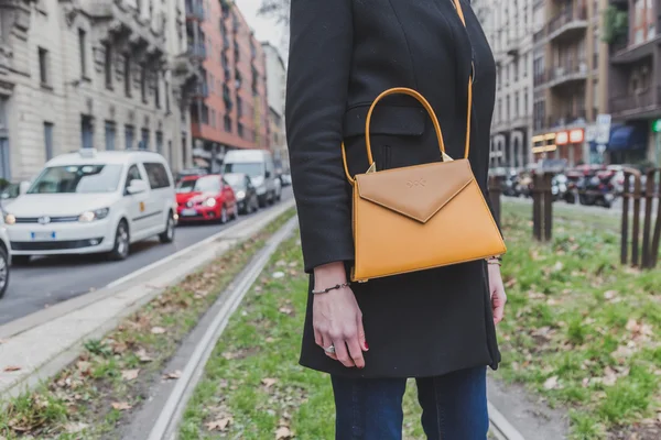 Detail einer Tasche vor dem Gebäude der Gucci-Modenschau für die Mailänder Männermodewoche 2015 — Stockfoto