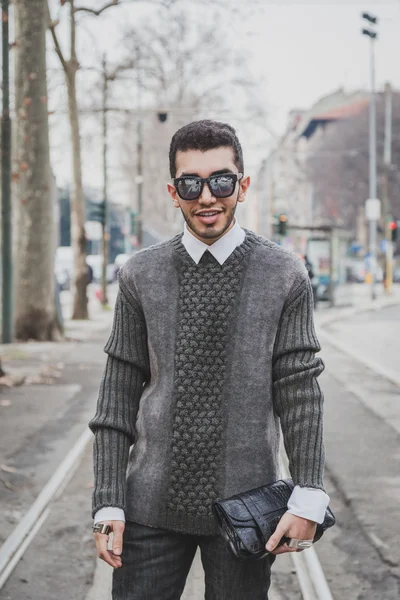 Pessoas fora de Gucci construção de desfile de moda para Milan Men 's Fashion Week 2015 — Fotografia de Stock