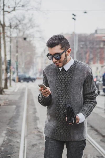 People outside Gucci fashion show building for Milan Men's Fashion Week 2015 — Stock Photo, Image