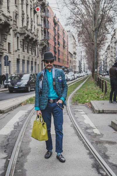 Persone al di fuori dell'edificio della sfilata Gucci per la Milano Men's Fashion Week 2015 — Foto Stock