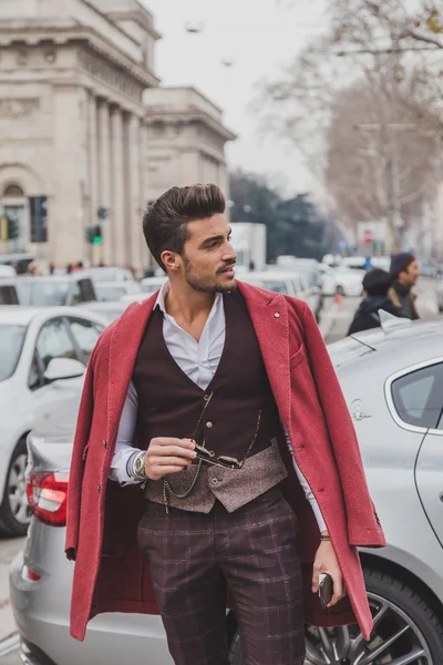 Gente fuera del edificio del desfile de moda Gucci para Milan Men 's Fashion Week 2015 — Foto de Stock