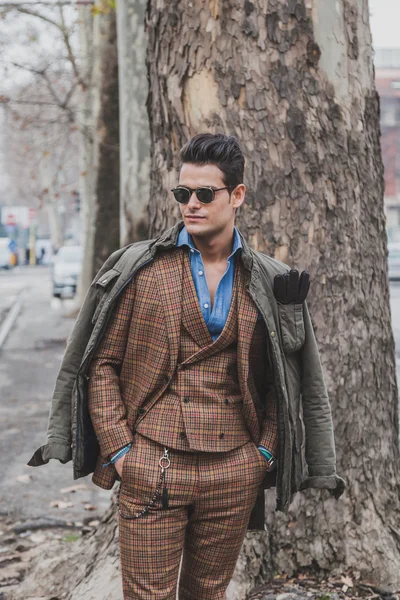 People outside Gucci fashion show building for Milan Men's Fashion Week 2015 — Stock Photo, Image