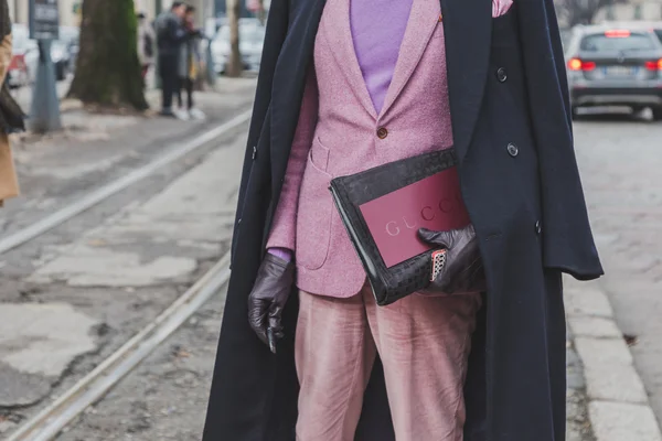 Dettaglio di una borsa fuori dall'edificio della sfilata Gucci per la Milano Men's Fashion Week 2015 — Foto Stock