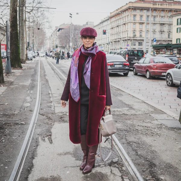 Des gens devant le bâtiment du défilé de mode Gucci pour la Fashion Week 2015 de Milan — Photo