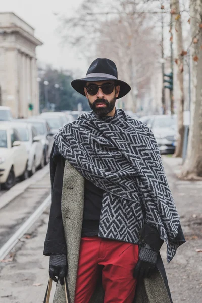 Люди снаружи здания модного показа Gucci для мужской недели моды в Милане 2015 — стоковое фото