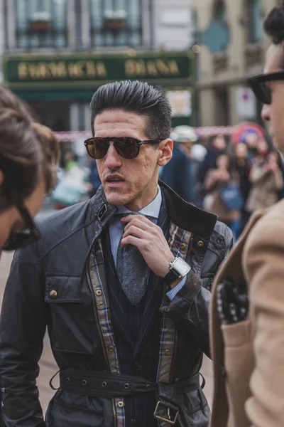 Des gens devant le bâtiment du défilé de mode Gucci pour la Fashion Week 2015 de Milan — Photo