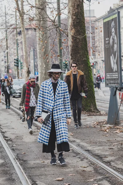 ミラノ メンズ ファッション週 2015 年の建物外のグッチのファッションショーを人々 します。 — ストック写真
