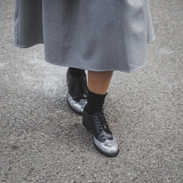 Detail sepatu di luar gedung peragaan busana Gucci untuk Milan Men 's Fashion Week 2015 — Stok Foto