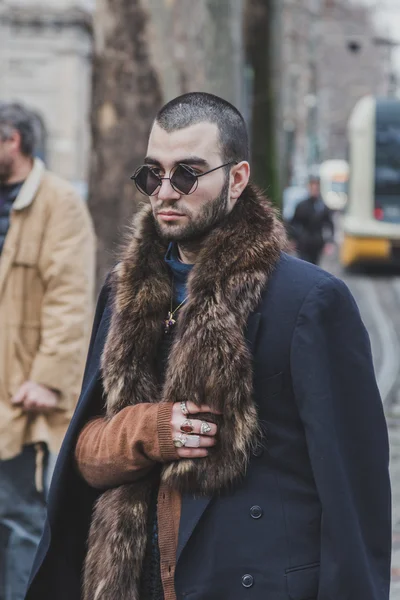 Människor utanför Gucci modevisning byggnad för Milan mäns mode vecka 2015 — Stockfoto