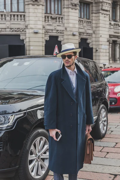 Menschen vor dem Gebäude der Gucci-Modenschau für die Mailänder Männermodewoche 2015 — Stockfoto