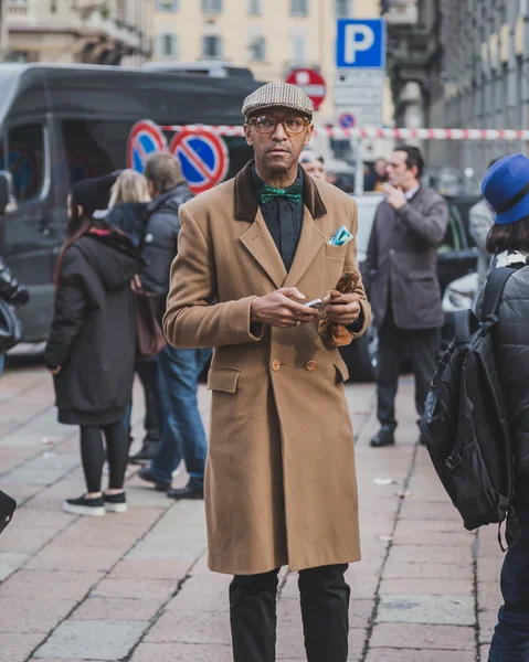 Persone al di fuori dell'edificio della sfilata Gucci per la Milano Men's Fashion Week 2015 — Foto Stock