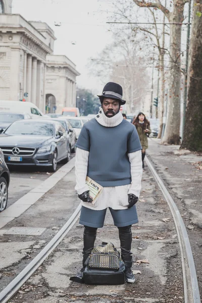 Pessoas fora de Gucci construção de desfile de moda para Milan Men 's Fashion Week 2015 — Fotografia de Stock