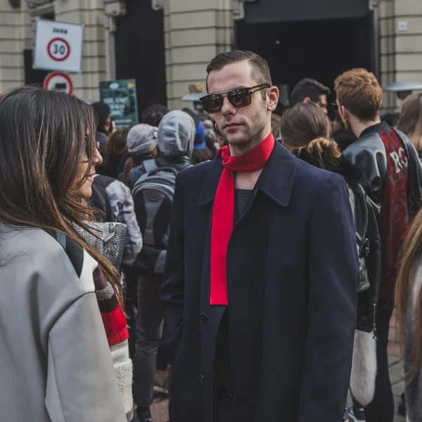 People outside Gucci fashion show building for Milan Men's Fashion Week 2015 — Stock Photo, Image