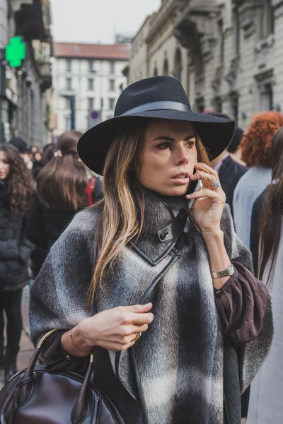 Gente fuera del edificio del desfile de moda Gucci para Milan Men 's Fashion Week 2015 —  Fotos de Stock