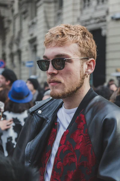 People outside Gucci fashion show building for Milan Men's Fashion Week 2015 — Stock Photo, Image