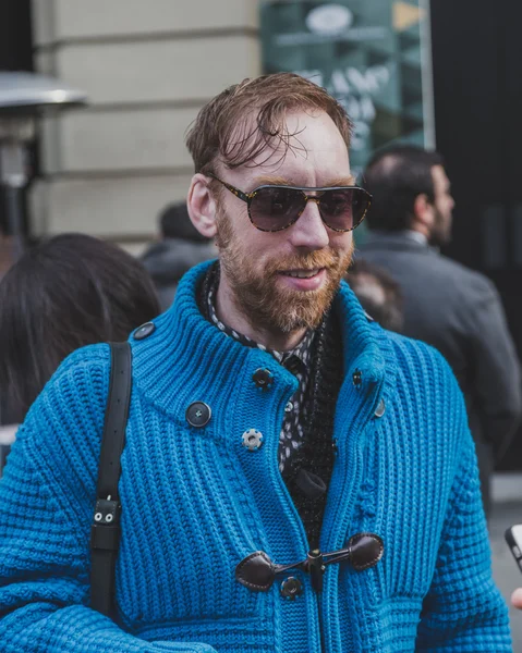 Des gens devant le bâtiment du défilé de mode Gucci pour la Fashion Week 2015 de Milan — Photo