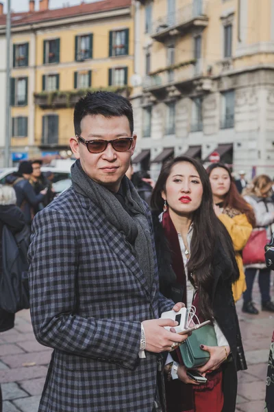 Pessoas fora de Gucci construção de desfile de moda para Milan Men 's Fashion Week 2015 — Fotografia de Stock