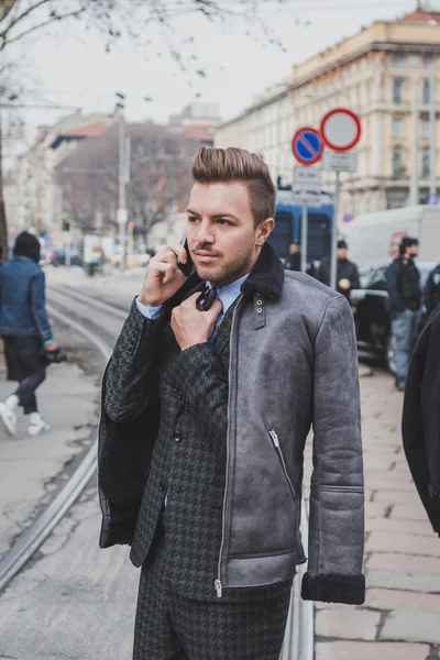 Gente fuera del edificio del desfile de moda Gucci para Milan Men 's Fashion Week 2015 — Foto de Stock