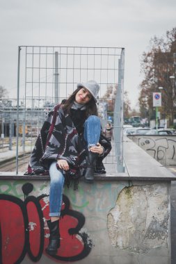 Şehir sokaklarını poz güzel genç esmer