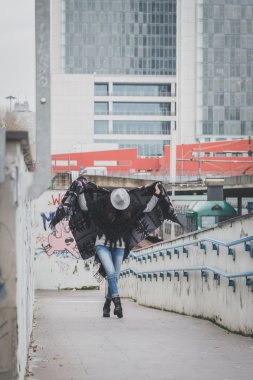 Şehir sokaklarını poz güzel genç esmer