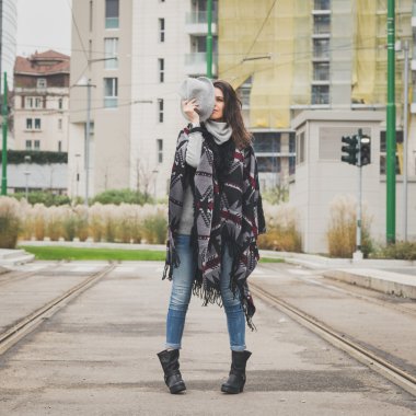 Şehir sokaklarını poz güzel genç esmer