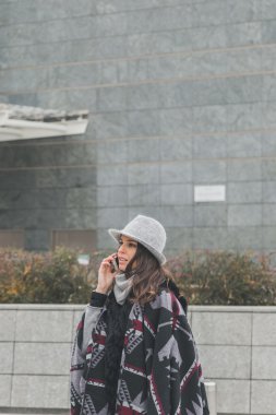 Şehir sokaklarında telefonda konuşmak güzel genç esmer