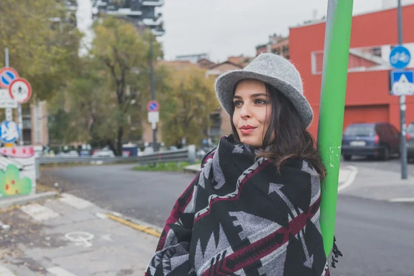 Hermosa joven morena posando en las calles de la ciudad —  Fotos de Stock