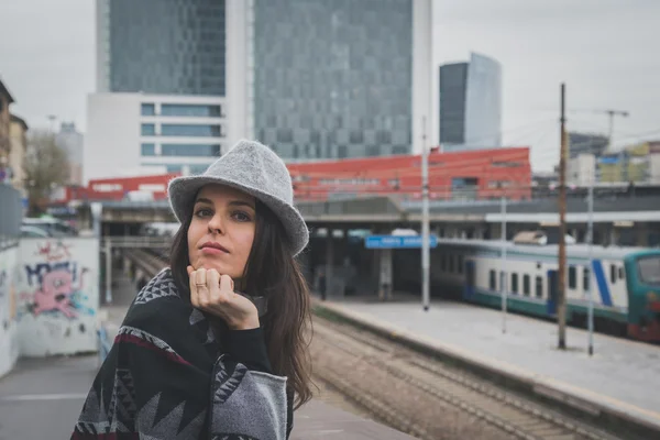 Hermosa joven morena posando en las calles de la ciudad — Foto de Stock