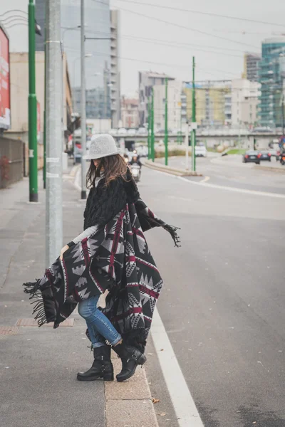 Hermosa joven morena posando en las calles de la ciudad — Foto de Stock