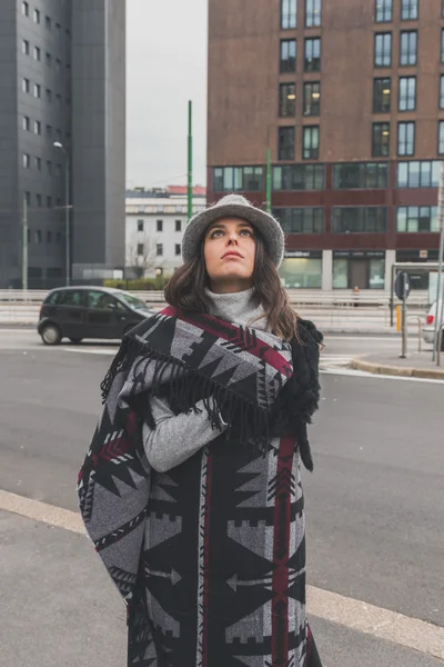 Bella giovane bruna in posa nelle strade della città — Foto Stock