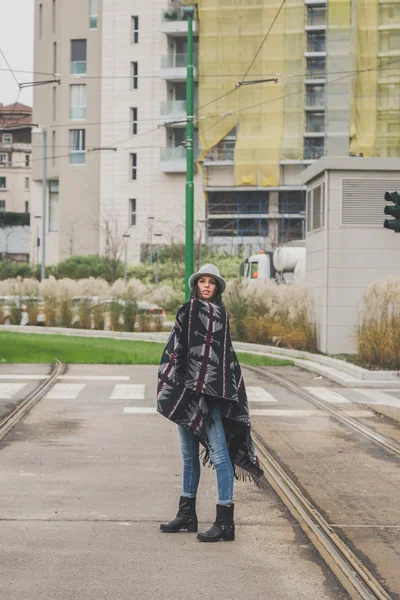 Hermosa joven morena posando en las calles de la ciudad — Foto de Stock