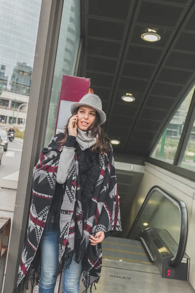 Красивая юная брюнетка разговаривает по телефону на улицах города — стоковое фото