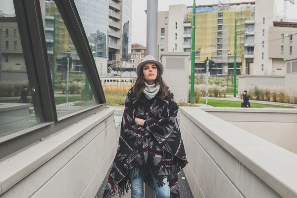 Bella giovane bruna in posa nelle strade della città — Foto Stock