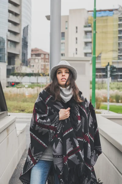 Linda jovem morena posando nas ruas da cidade — Fotografia de Stock