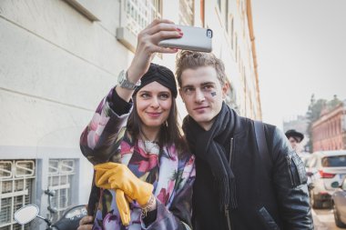 Dirk Bikkembergs moda dışında bir selfie alarak modeli ile kız göster: bina Milan erkekler moda hafta 2015 için