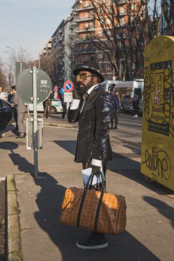 Milan erkekler moda hafta 2015 için bina dış Armani defile insanlar