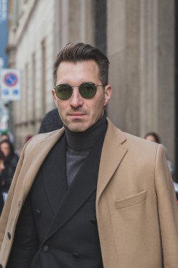 Milan erkekler moda hafta 2015 için bina dış Cavalli defile insanlar