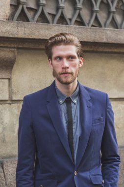 Milan erkekler moda hafta 2015 için bina dış Cavalli defile insanlar