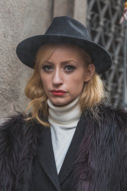 Milan erkekler moda hafta 2015 için bina dış Cavalli defile insanlar