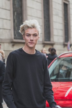 Modeli şanslı mavi Smith Milan erkekler moda hafta 2015 için bina dış Cavalli defile teşkil etmektedir.